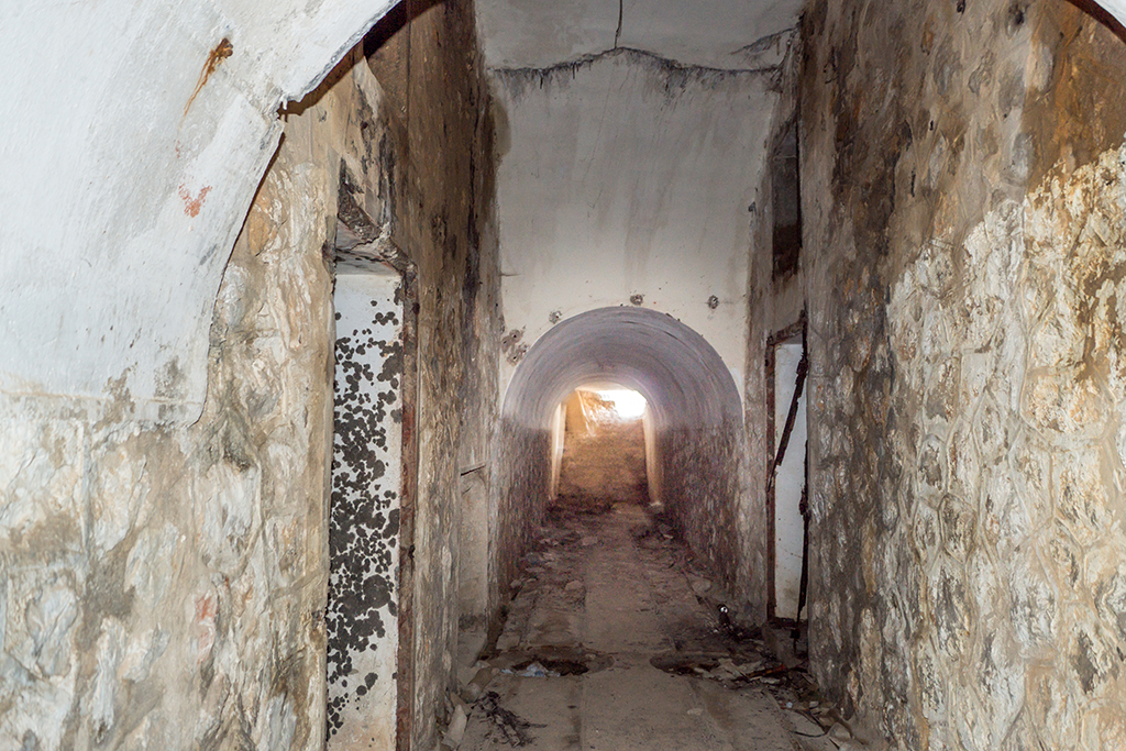 Fort Napoléon, intérieur du souterrain-caverne, segment de galerie maçonnée et voûtée desservant latéralement des magasins