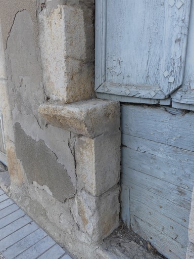 Mur de la cour, élévation sud. Porte piétonne, détail.