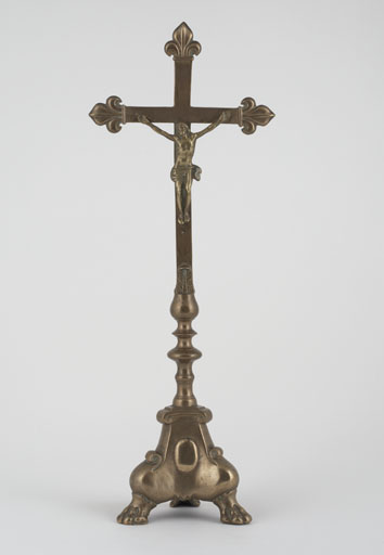 croix d'autel et 2 chandeliers d'autel