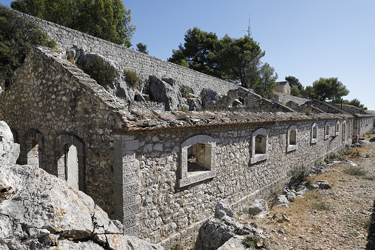 bâtiment nord du casernement, mur pignon nord et mur gouttereau ouest, chemin de ronde du front de gorge