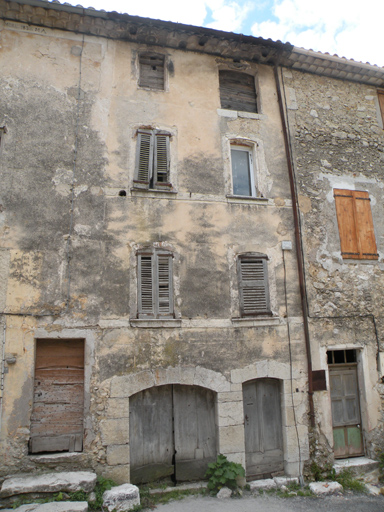 Maison de type logis entre parties agricoles à Rougon.