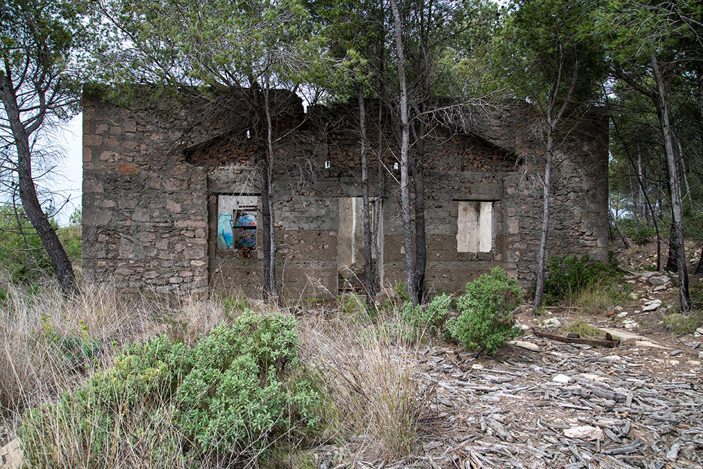 Quartier nord-est de la batterie, bâtiment inachevé (pavillon d'officiers?); façade postérieure avec antiforme d'une aile perpendiculaire non montée