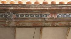 Façade antérieure : détail de la frise en céramique du balcon, soutenu par des poutrelles métalliques.