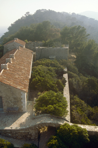 Ensemble de l'ouvrage pris en longueur depuis le haut de la tour. A gauche, bâtiment du casernement. Au fond, queue d'hironde.