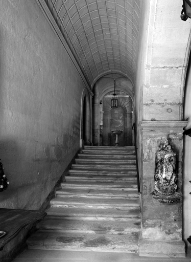Hall d'entrée, escalier 1 et palier : vue d'ensemble prise de la porte d'entrée.