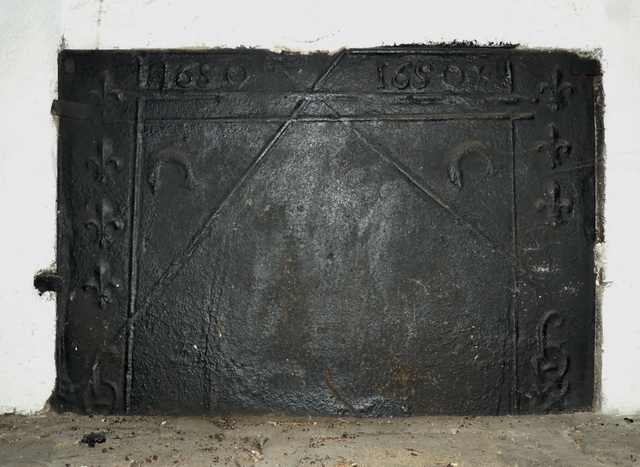 Partie nord. Rez-de-chaussée surélevé, cuisine. Mur sud, cheminée. Plaque foyère.