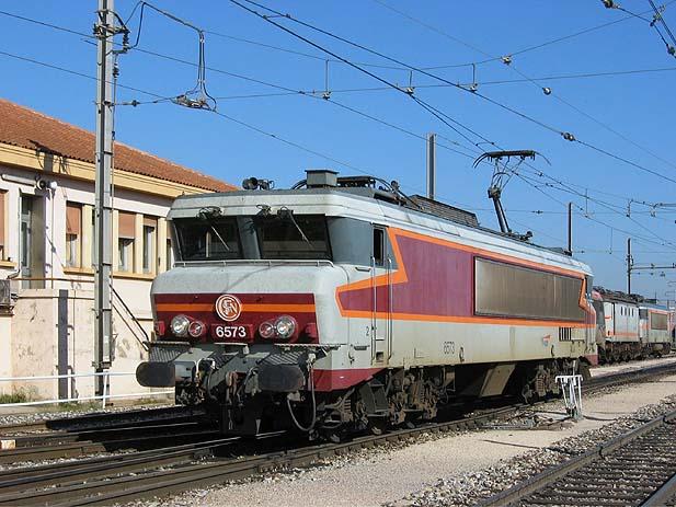 La CC 6573 appartenant à la sous-série des CC 6560 à 6574, vue ici à Miramas.