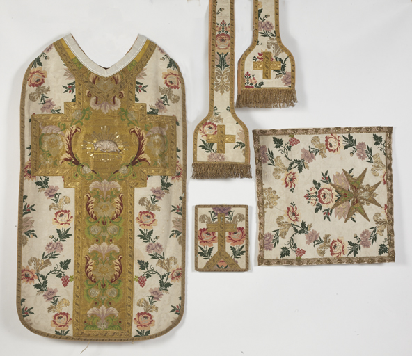 ensemble de vêtements liturgiques : chasuble, voile de calice, bourse de corporal, étole, manipule (ornement blanc)