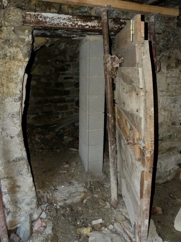 Bâtiment principal. Etage de soubassement, fournil. Mur sud, porte de la resserre-cellier, élargie pour permettre le passage des tonneaux.