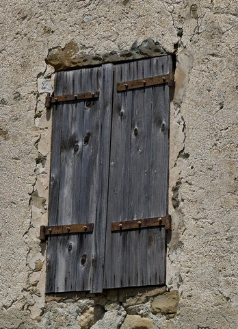 Fenêtre d'un logis saisonnier, « cabanon » à la Longeagne.