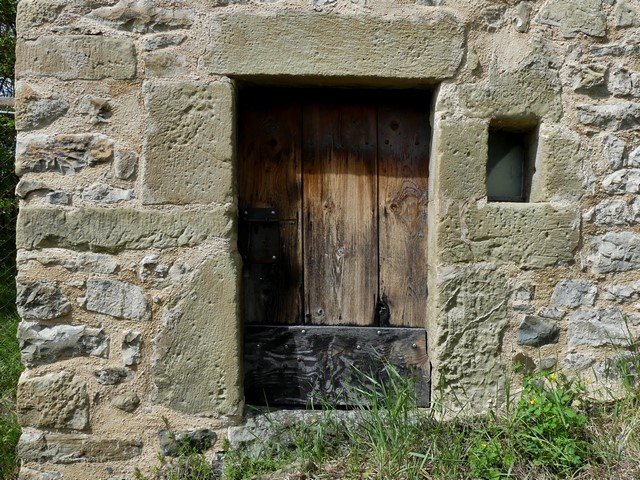 Porte avec piédroits communs à la chaîne d'angle et à un jour, ferme dite le Dauphin au bourg.