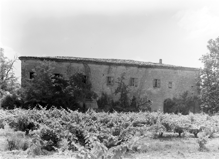 Ancien prieuré. Façade est. Vue d'ensemble.