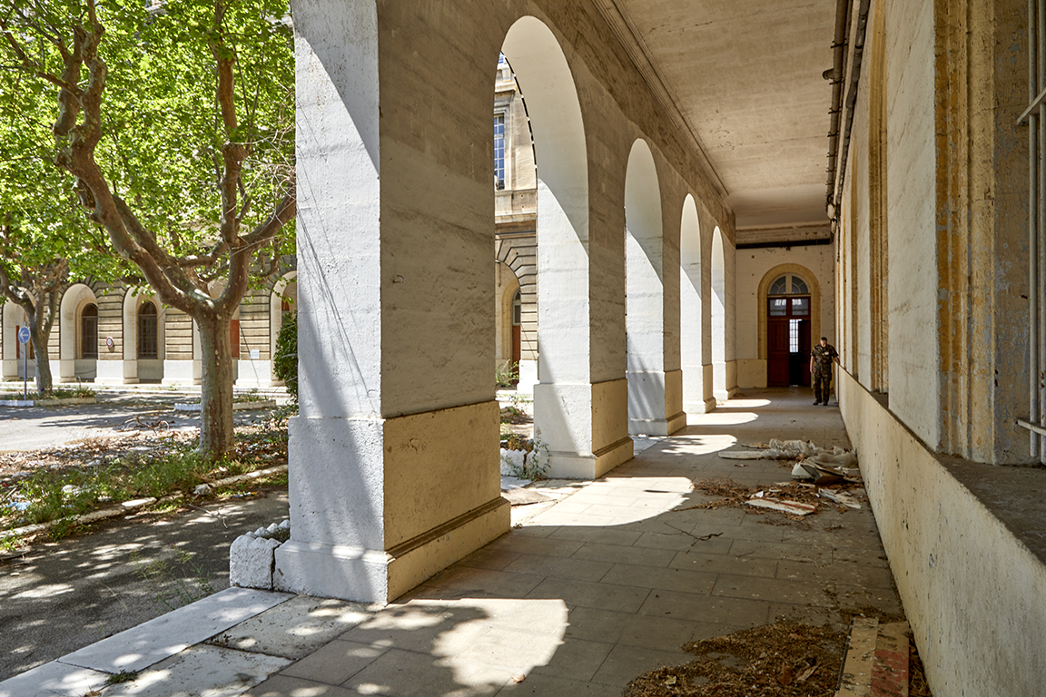 Bâtiment principal, galerie à arcades du rez-de-chaussée.