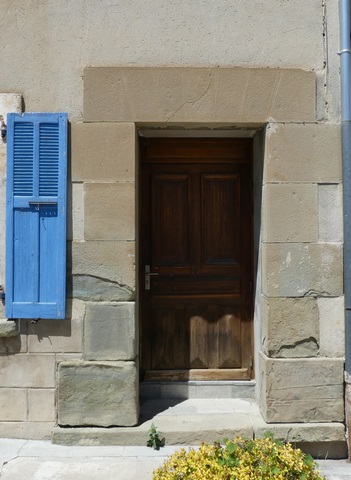 Elévation sud, premier niveau. Porte du logis avec linteau gravé d'une fausse plate-bande.