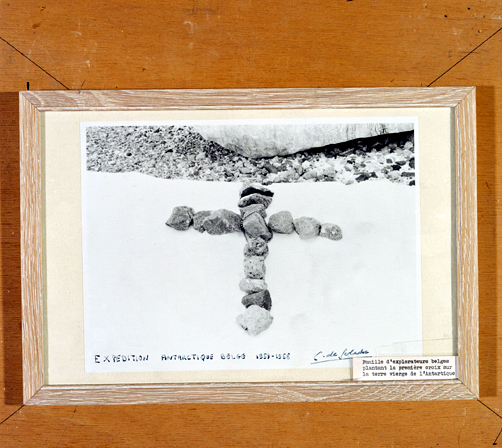 ex-voto, tableau : Croix de pierre sur la neige
