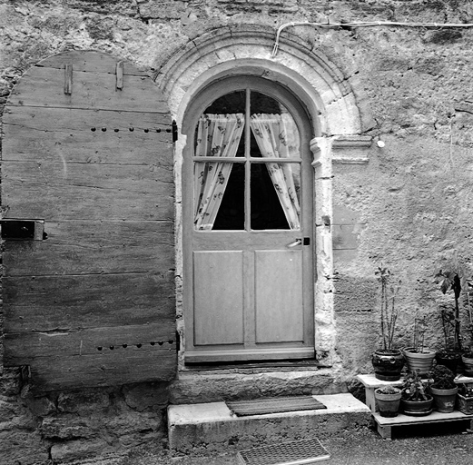 Maison parcelle 174. Façade nord. Porte d'entrée surmontée d'une pierre datée 1571.