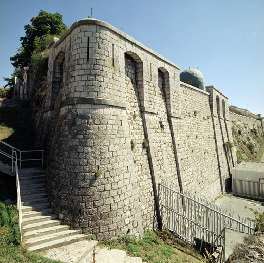 Le demi-bastion nord-ouest (angle aigu et face ouest) du front de gorge avec ses mâchicoulis sur arcs et ses parapets crénelés.