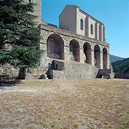 La chapelle vue du sud/ sud-ouest et les arcades supportant sa plate forme.
