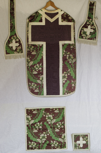 ensemble de vêtements liturgiques : chasuble, voile de calice, bourse de corporal, étole, manipule (ornement violet)