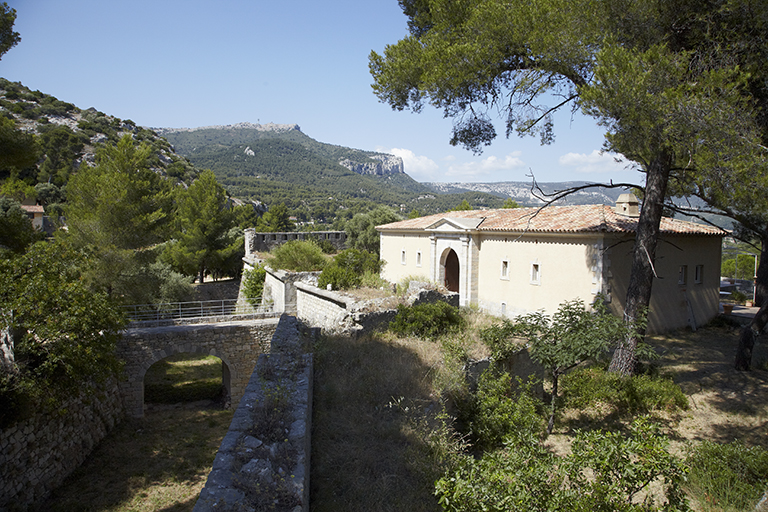 Ensemble du front d'entrée (sud-ouest) vu du bastion sud : porte du fort et maison récente.