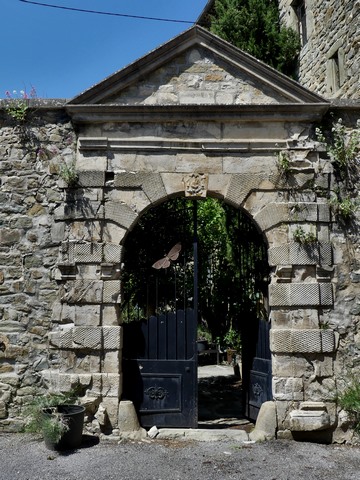 Portail de la cour.
