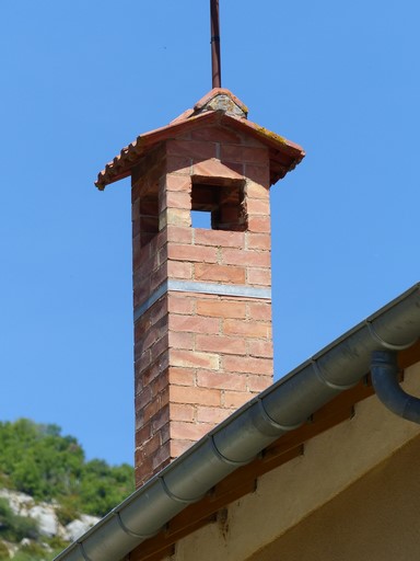 Souche de cheminée avec couvrement en tuile mécanique. Maison située au Plan de Châteauneuf-de-Chabre.