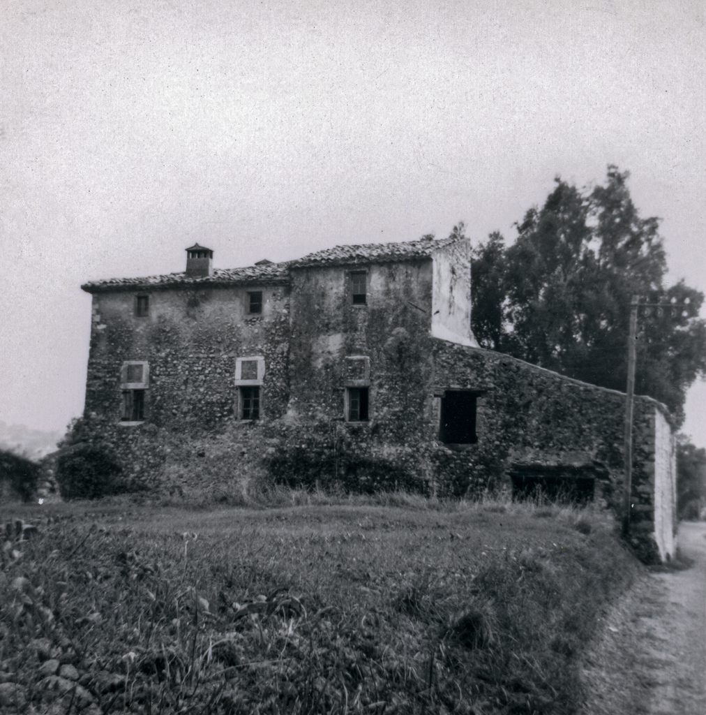 Ferme dite du Petit Saint-Jean (1833 D 812). Vue d'ensemble prise du nord vers 1970.