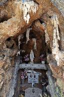Tombeau en rocaille de la famille Salze. Intérieur imitant la grotte de Lourdes.