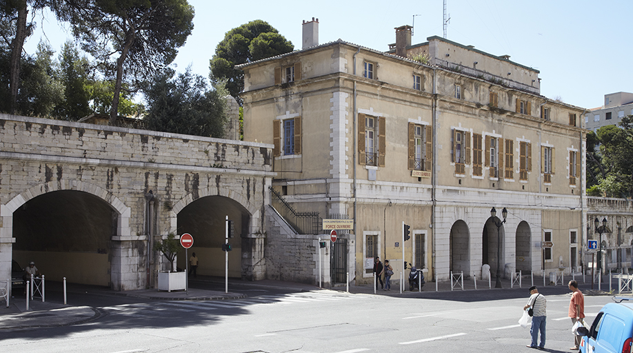 Pavillon côté ville de la porte d'Italie, flanqué des deux casemates de gauche devenues passage routier.