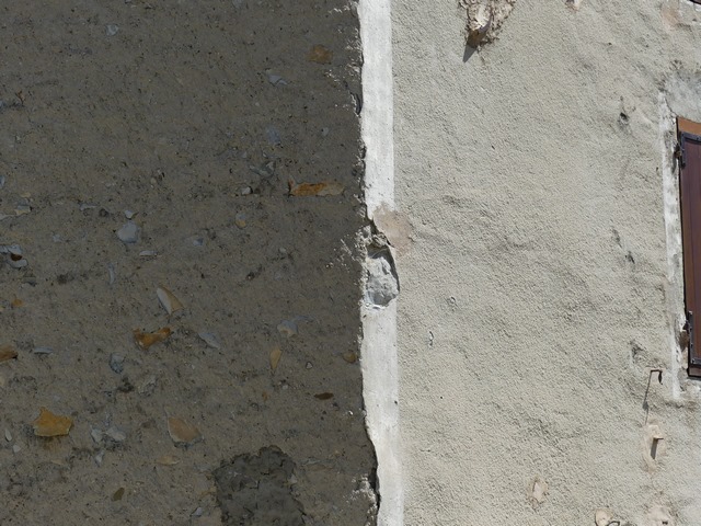 Différence de traitement entre la façade principale (enduit à la tyrolienne et décor peint) et la façade latérale (enduit rustique).
