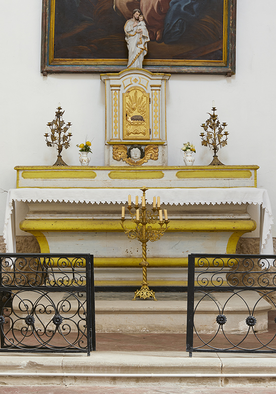 Ensemble de l'autel secondaire de la Vierge : degré d'autel, autel secondaire, gradin d'autel, tabernacle