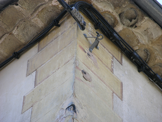 Barrême, parcelle H263, place des Tilleuls. Façade de type A1. Fausses chaînes d'angle peinte en trompe l'oeil sur l'enduit.
