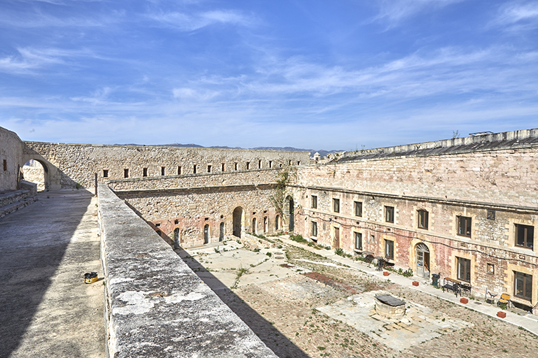 Fort St Nicolas : vue des chemins de rond crénelés des faces est et sud du donjon donnant sur la cour intérieure.