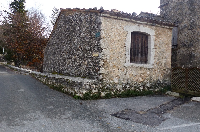 Entrepôt agricole dans le village (2023 B 729). Deuxième niveau occupé par un fenil.