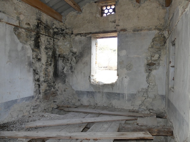 Rez-de-chaussée surélevé, logis. Vue de volume prise de l'ouest.