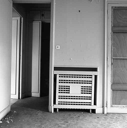 Premier étage. Chambre Cb. Côté ouest, cache-radiateur en bois.