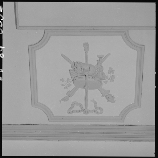 Premier étage, piece B, dessus de porte en gypserie.