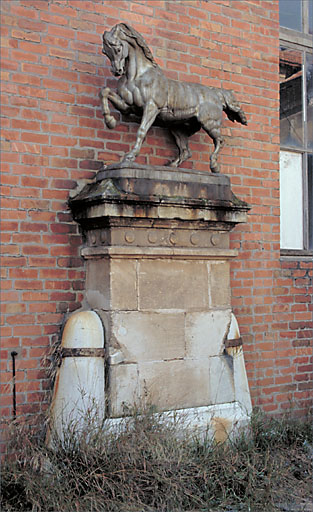 ensemble d'une statue et de hauts-reliefs