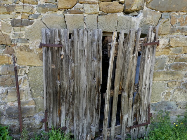 Bâtiment principal. Elévation est, premier niveau. Porte du fournil.