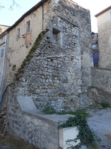 Vestige de l'ancienne église, au nord-est du bourg castral.