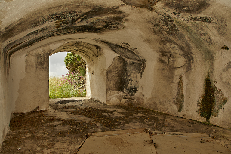 Intérieur de l'abri de combat central de la batterie, avec trappe du monte-charge