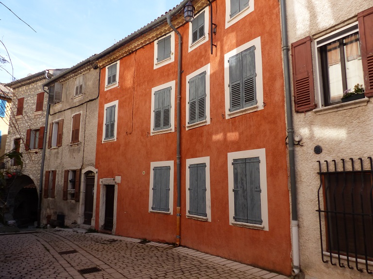 Maison (2023 B 615). Baies avec les bases en pierres de taille calcaires moulurées en quart-de-rond.