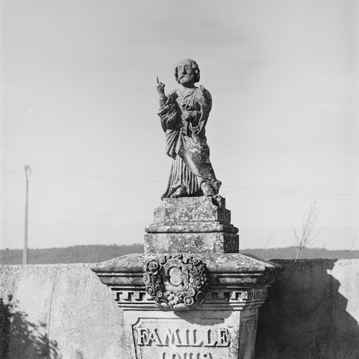 Tombeau de la famille Louis Carbonel de Saint-Pierre