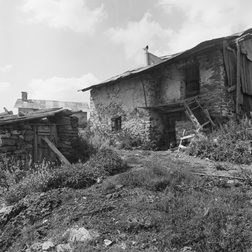 Le Puy-du-Cros. Chalet d'estive. Mur gouttereau sud.