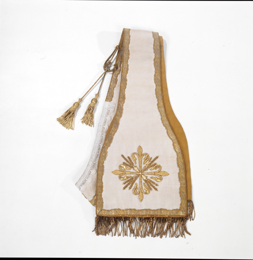 ensemble de vêtements liturgiques : chape, chasuble, 2 dalmatiques, 3 étoles, 3 manipules, bourse de corporal, voile de calice (ornement blanc)