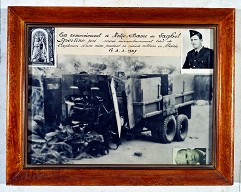 ex-voto, tableau : Un camion saute sur une mine lors de la guerre d'Algérie