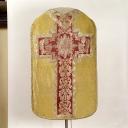 ensemble de vêtements liturgiques : chasuble, manipule, voile de calice (ornement doré)