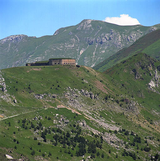 Ouvrages mixtes 253 et 254 : vue lointaine des blocs des ouvrages en contrebas du Fort Central depuis la Marguerie.