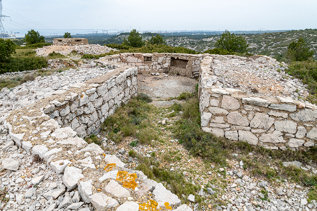 Cuve en pierre pour canon antiaérien de 2cm desservie à l'est par la tranchée nord 