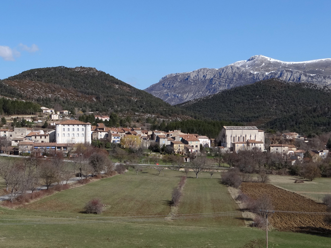 Le village de La Palud-sur-Verdon vu du sud avec à droite le premier noyau autour de l'église et à gauche l'extension autour du château.
